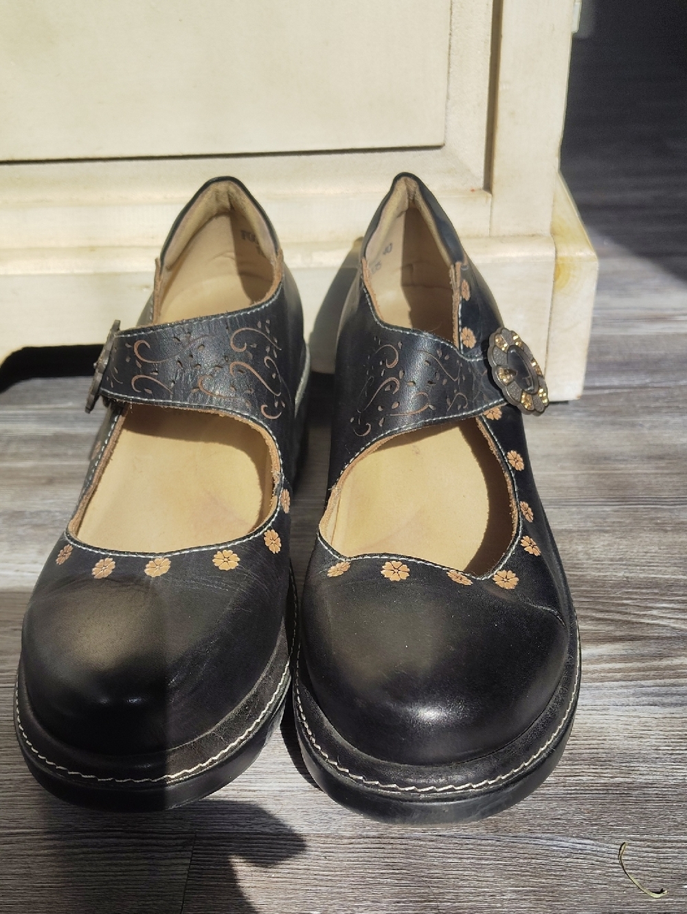 L'artiste Black Mary Jane Floral-Accent Comfort Shoes